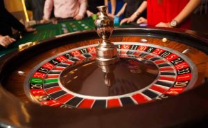 Dealer ao vivo girando a roleta no app do 85K cassino.