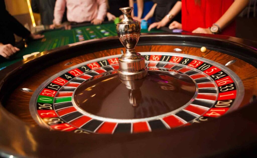 Dealer ao vivo girando a roleta no app do 85K cassino.
